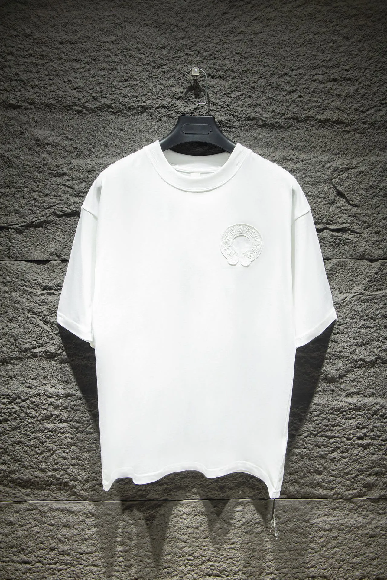 P190 🆕Chrome Hearts os version is really charming and Chrome Hearts is really a must-have. Each season's new version is made to the extreme. It is very practical and can be worn casually. Nice✔️ - ⚠️100% cotton. Made of 32-count double yarn, 260-gram weight fabric and imported knitted carded cotton. The thickness is moderate, drapey and contoured, and the upper body is comfortable! ! It is very tolerant to fat body types and can instantly lose five pounds after wearing it!  Front panel #Back panel Simple elements# Artistic arrangement of English letters. Imported Tajima high-density heavy-duty embroidery technology. The fonts are three-dimensional and full. The letters are embroidered by imported machines after adjusting according to the original details. The thickness is moderate. The hardware is imported hardware accessories. Handmade elements are added to the body, which greatly increases the interest of the clothing; unique visual effects. After special fraying effect treatment, a unique distressed effect is formed. An irregular hem is added to the version. This year, Crow Heart is focusing on the version. In the past two years, the oversize version has become the focus of the trend. It has also been a popular staple in the past two years. The change of designers has made this brand an instant hit. The progressive fashion of the times also needs the blood impact of fresh elements and trendy designs in order to continue its glory! It’s stylish both inside and outside, a must-have for high street travel! An absolute "eye-catching style" that can match couples 💏 Color: washed black, premium gray and white Size: S M L XL